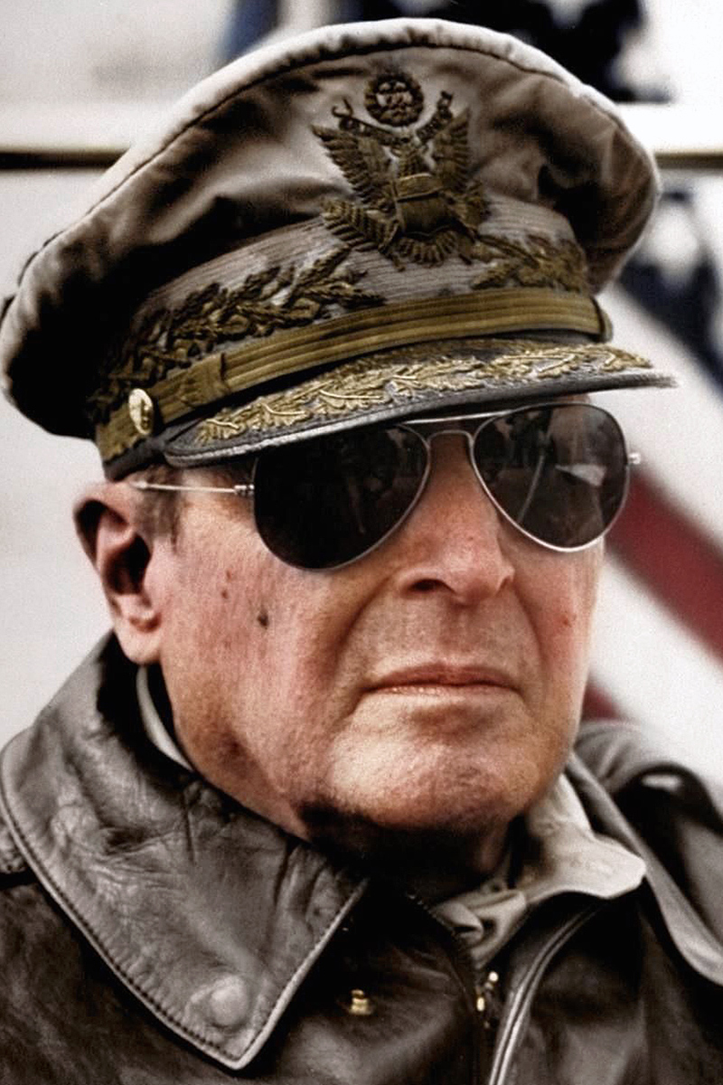 Tướng Douglas MacArthur.