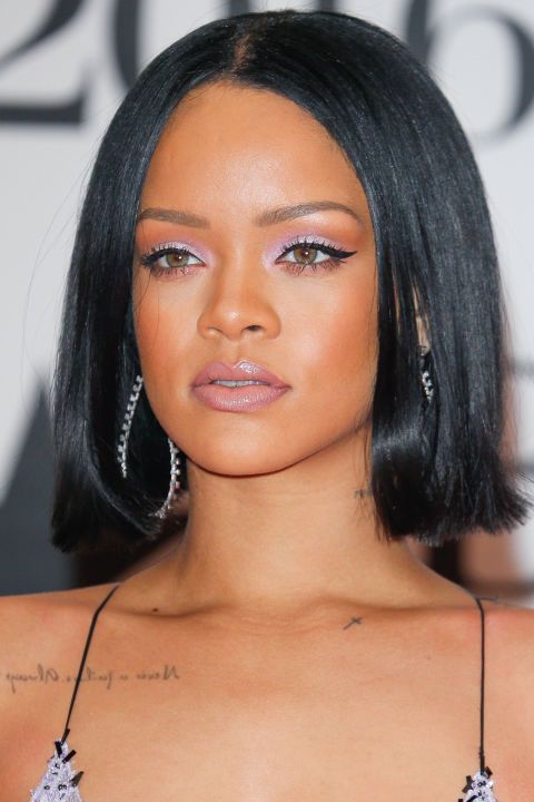 MUA của Rihanna tán màu tím hoa cà lên phần mi lót và cam nâu cho toàn bộ bầu mắt của nữ ca sỹ.