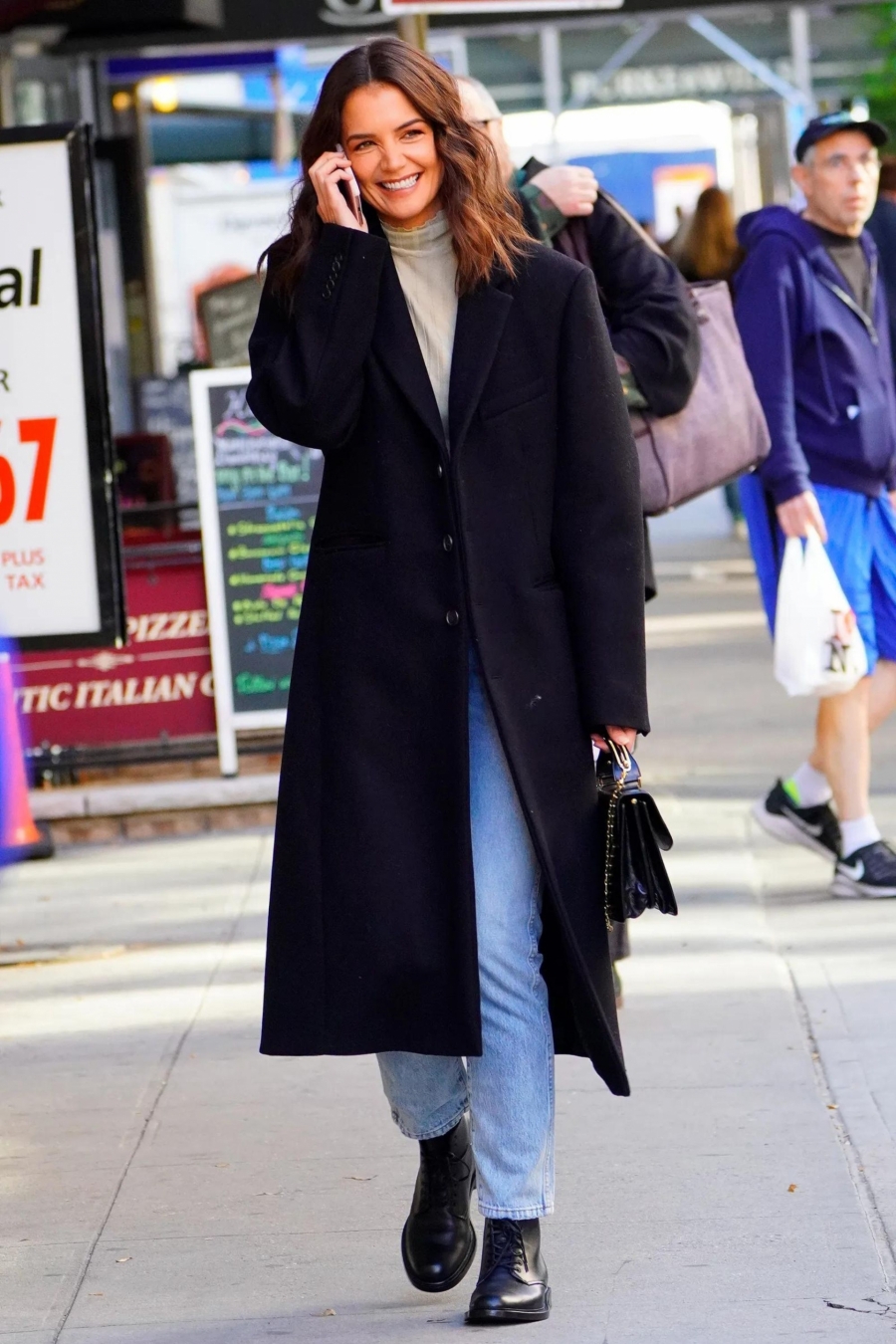Vào những ngày trời lạnh, Katie Holmes gợi ý set đồ quốc dân với áo len cổ lọ, quần jeans xanh sáng màu và áo choàng dạ dài màu đen ấm áp. Lúc này, một đôi boots 'ton sur ton' với áo khoác là vô cùng hợp lý.