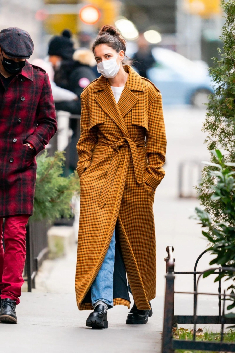 Katie Holmes mặc áo trench coat oversize siêu dài họa tiết kẻ ô màu vàng mù tạt. Đôi giày Tây dáng chunky khiến ngoại hình nữ diễn viên thêm mạnh mẽ.