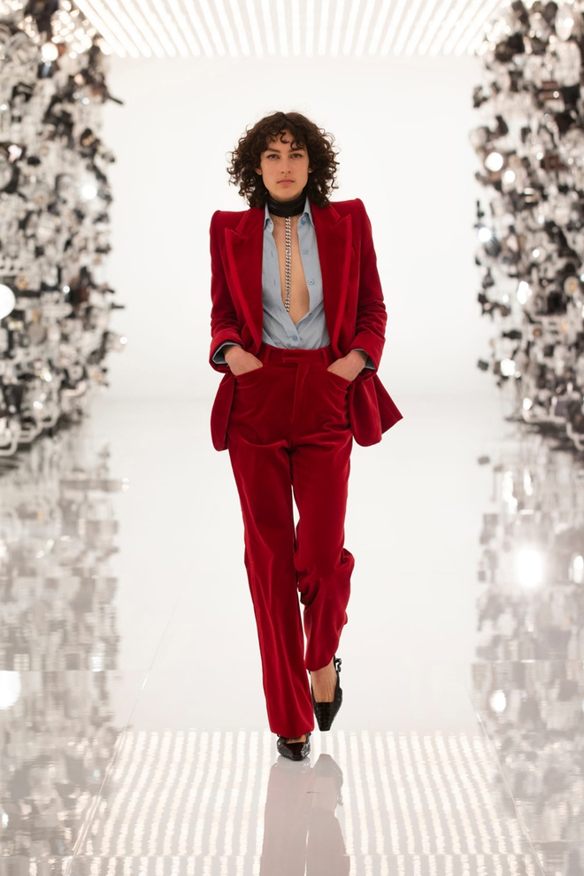 Bộ suit đỏ huyền thoại của Tom Ford đã trở thành nguồn cảm hứng để Alessandro Michele sáng tạo nên bộ suit của mình trong BST kỉ niệm 100 năm ra mắt Gucci