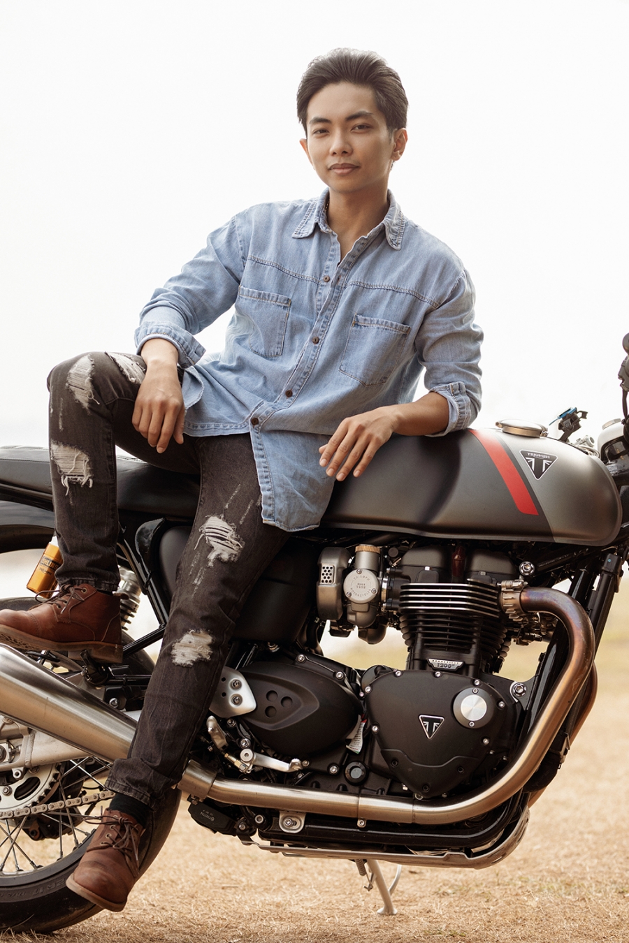 Khánh Thi - Phan Hiển tung bộ ảnh  đẹp như ảnh tạp chí bên xe môtô tiền tỷ - Ảnh 9