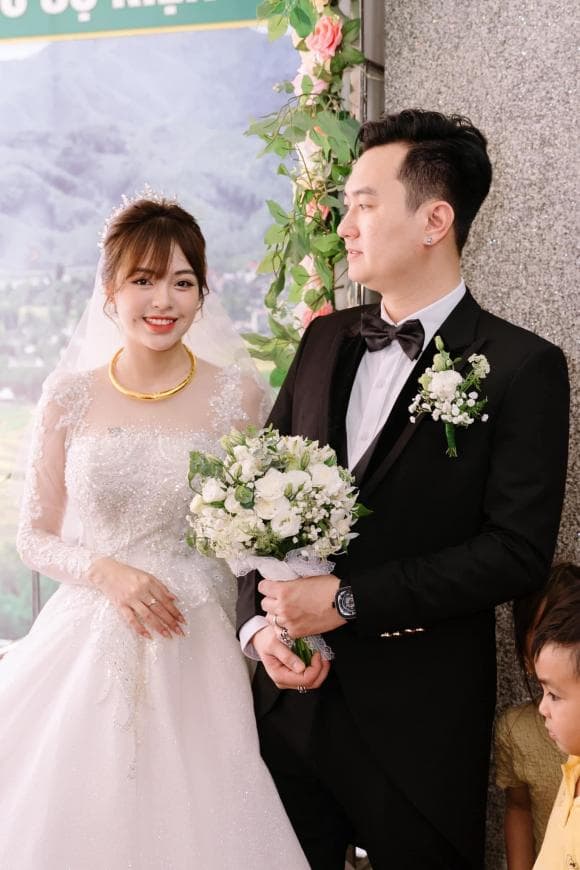 Anh Tuấn và vợ trong đám cưới hồi tháng 5 vừa qua.