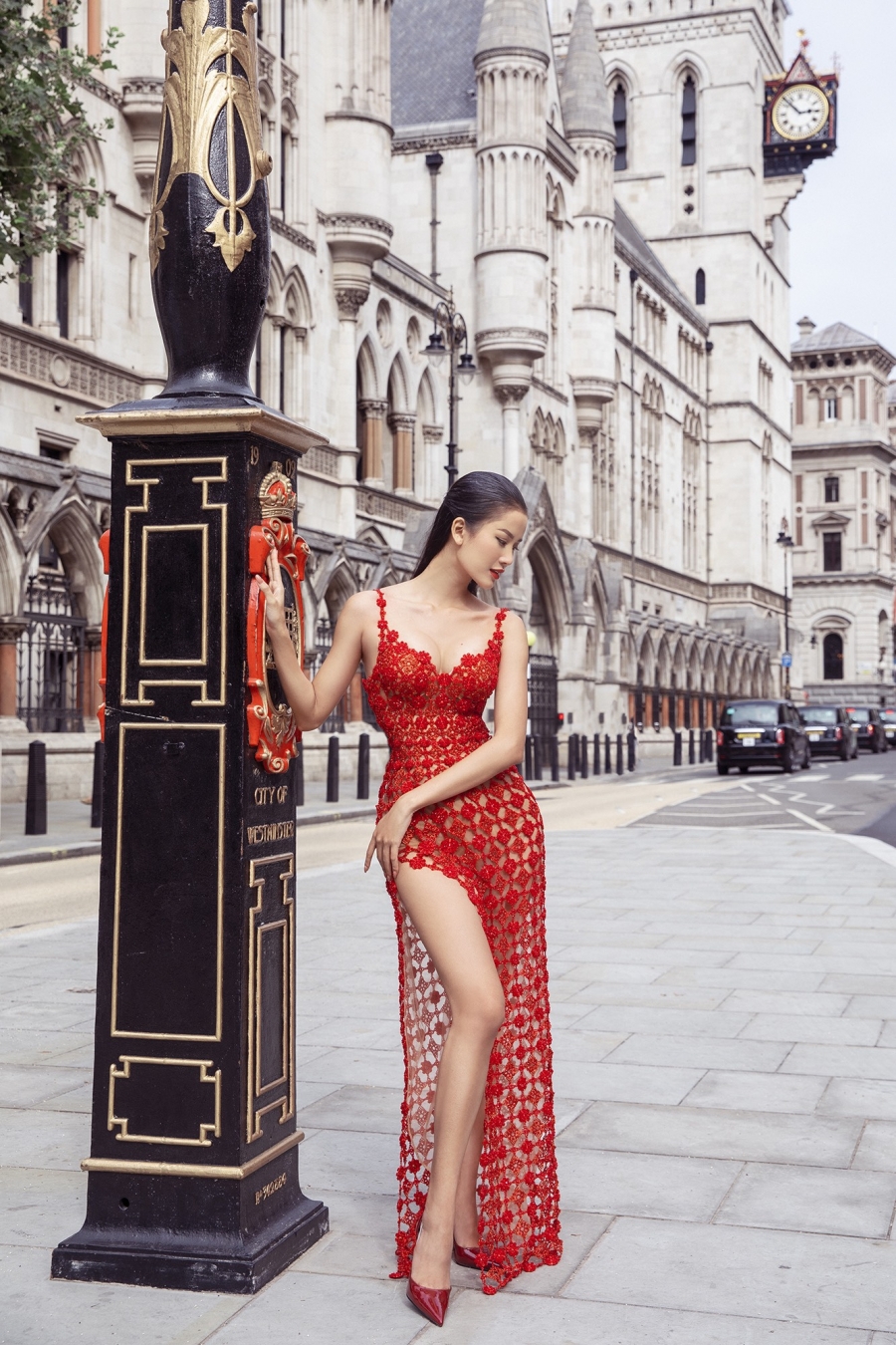 Người mẫu Hương Ly, Hoa hậu Hoàng Dung 'rực lửa' tại London Fashion Week 2022 - Ảnh 1