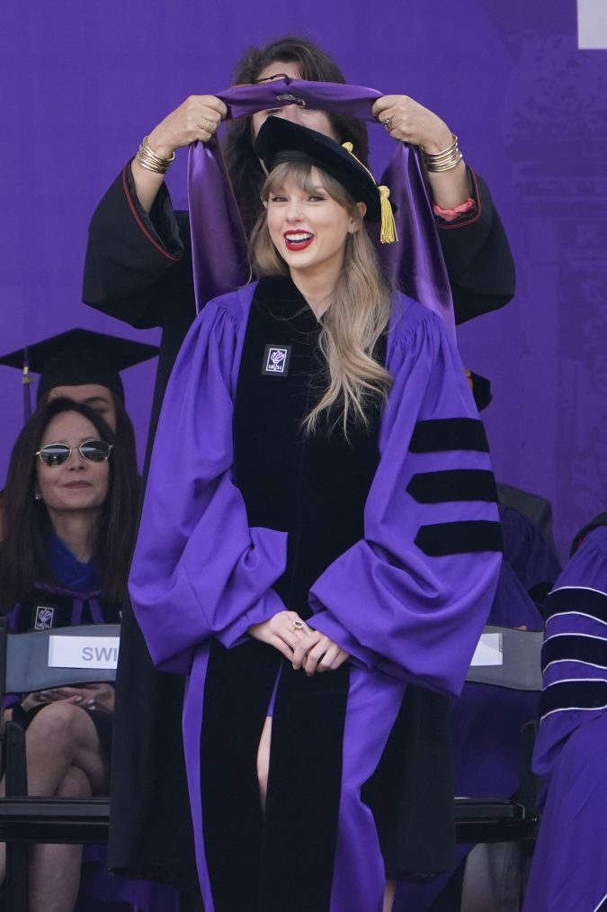 Taylor Swift nhận bằng Tiến sĩ danh dự