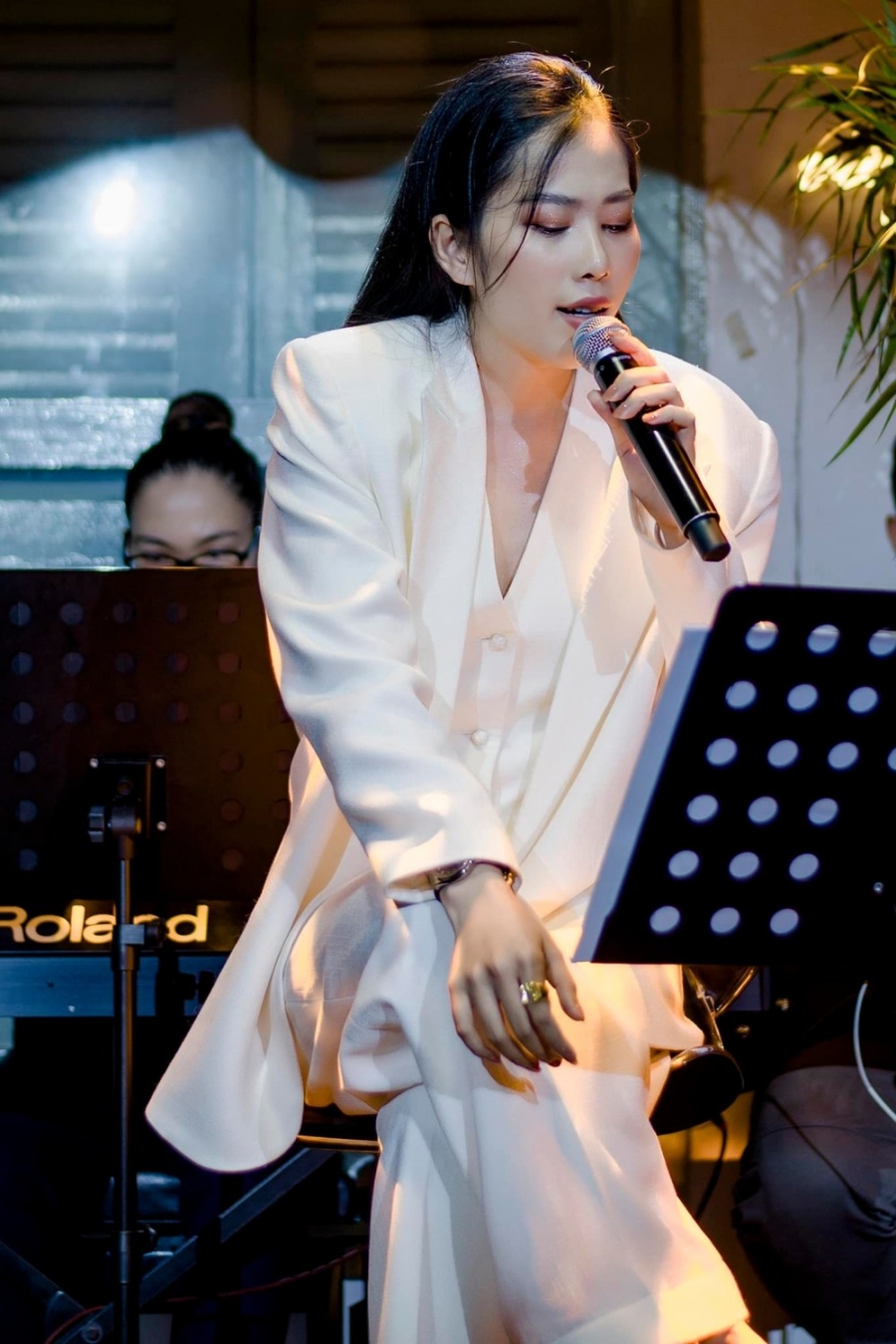 Thời gian gần đây, Nam Em rất tích cực chạy show ca hát kể từ khi nghiêm túc lấn sân sang mảng âm nhạc.