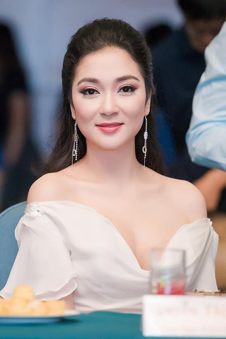Được mệnh danh là 'Hoa hậu của các Hoa hậu' bởi vẻ đẹp kiều diễm, thế nhưng Nguyễn Thị Huyền lại có đường tình duyên khá lận đận.
