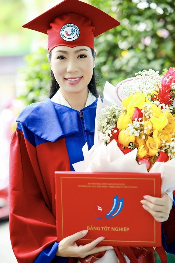 Trịnh Kim Chi cũng đã nhận bằng tốt nghiệp chuyên ngành đào tạo đạo diễn điện ảnh truyền hình của trường Đại học Sân khấu Điện ảnh TP.HCM vào năm 2021