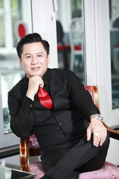 Bobby Phước Trần sở hữu ngoại hình cao ráo cùng gương mặt phong độ và điển trai. 