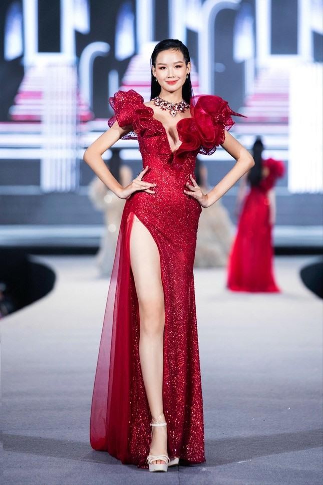 Lê Nguyễn Bảo Ngọc là một trong những thí sinh nổi bật từ đầu cuộc thi nhờ sắc vóc xinh đẹp, chiều cao đáng nể 1m85 và trình độ ứng xử sắc bén.