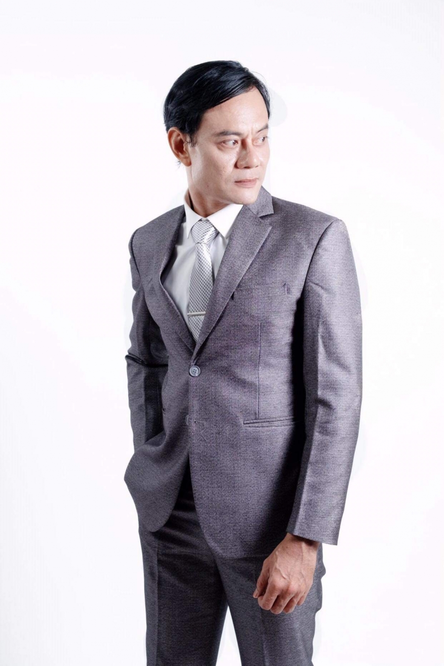 Hồ Tấn Trung sinh năm 1976, hiện đang hoạt động với tư cách là một diễn viên.