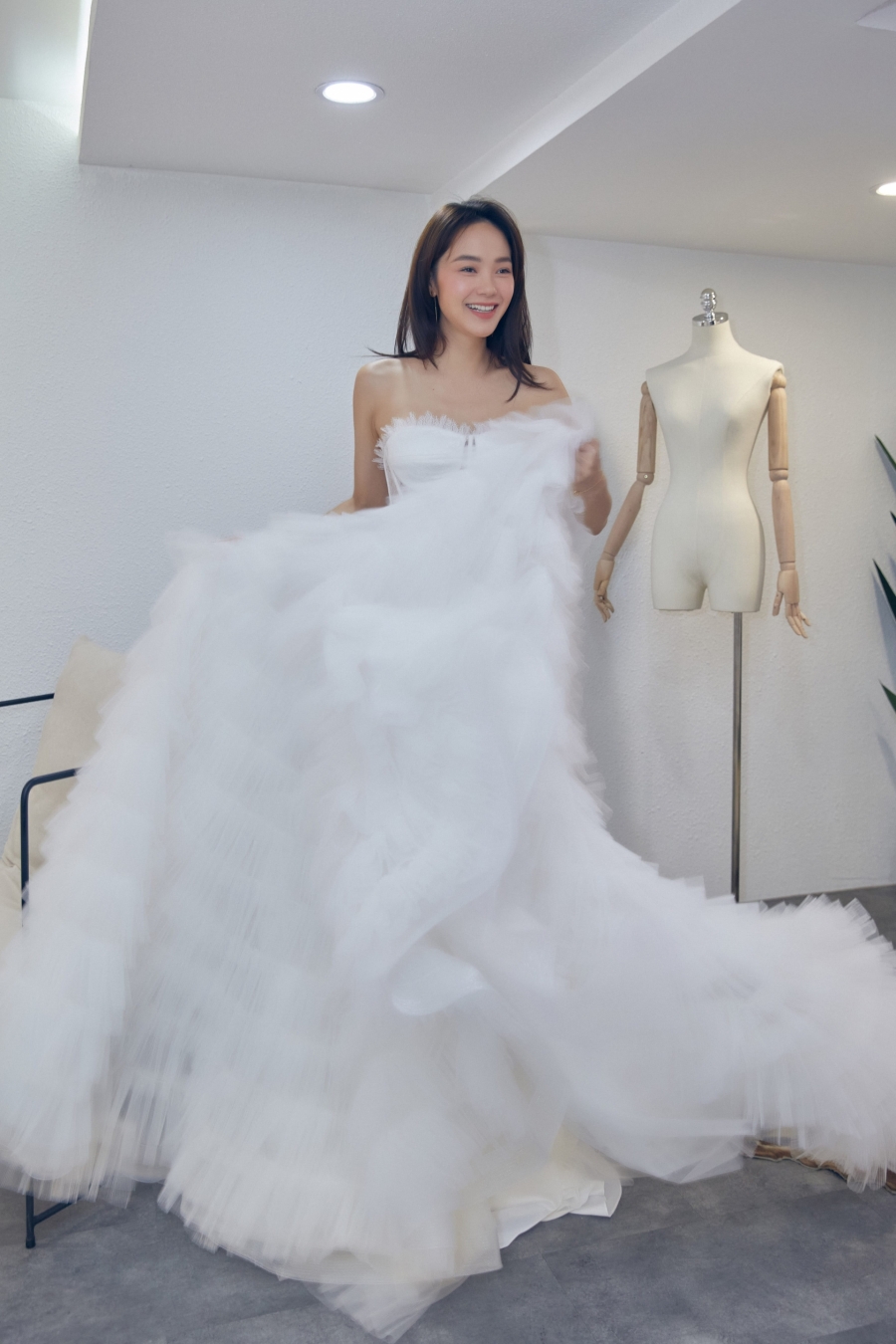 Vừa thử váy cưới Minh Hằng đã thoát vai để 'hóa' nữ doanh nhân sành điệu - Ảnh 7