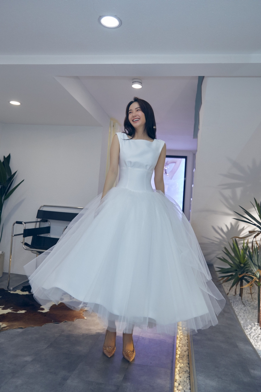 Vừa thử váy cưới Minh Hằng đã thoát vai để 'hóa' nữ doanh nhân sành điệu - Ảnh 6