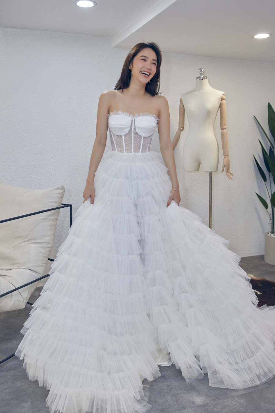 Vừa thử váy cưới Minh Hằng đã thoát vai để 'hóa' nữ doanh nhân sành điệu - Ảnh 9
