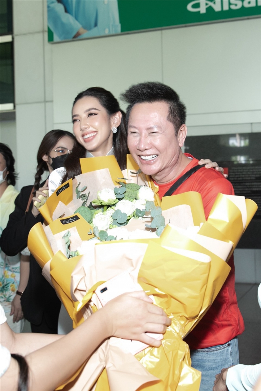 Hoa hậu Thuỳ Tiên lái xe máy chở chủ tịch Miss Grand đi dạo phố Sài Gòn - Ảnh 3
