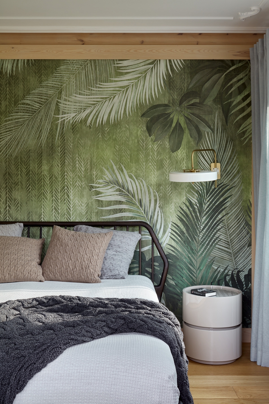 Tận dụng khu vực bức tường trống đầu giường và 'thay áo mới' cho nó bằng mẫu giấy dán tường họa tiết Tropical. 