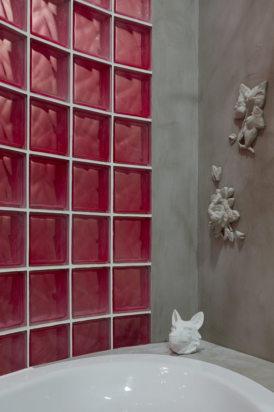 Phòng tắm của một đạo diễn tại Moscow (Nga) tuy không quá rộng rãi nhưng lại bắt mắt nhờ những khối kính màu đỏ như những quả cherry chín mọng. Lúc này, bức tường không chỉ phân vùng phòng tắm với hành lang bên ngoài mà còn là yếu tố trang trí nổi bật đúng không nào?