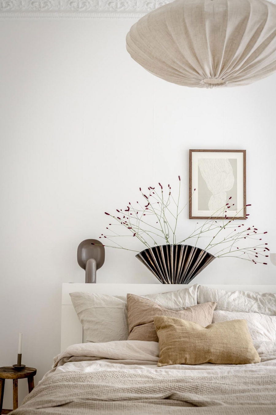 Cũng giống như phong cách chủ đạo của căn hộ, phòng ngủ cũng mang một nét đẹp nhẹ nhàng, tối giản màu sắc nhưng nội thất tiện nghi, đảm bảo tạo ra một không gian thư giãn ngập tràn cảm hứng.
