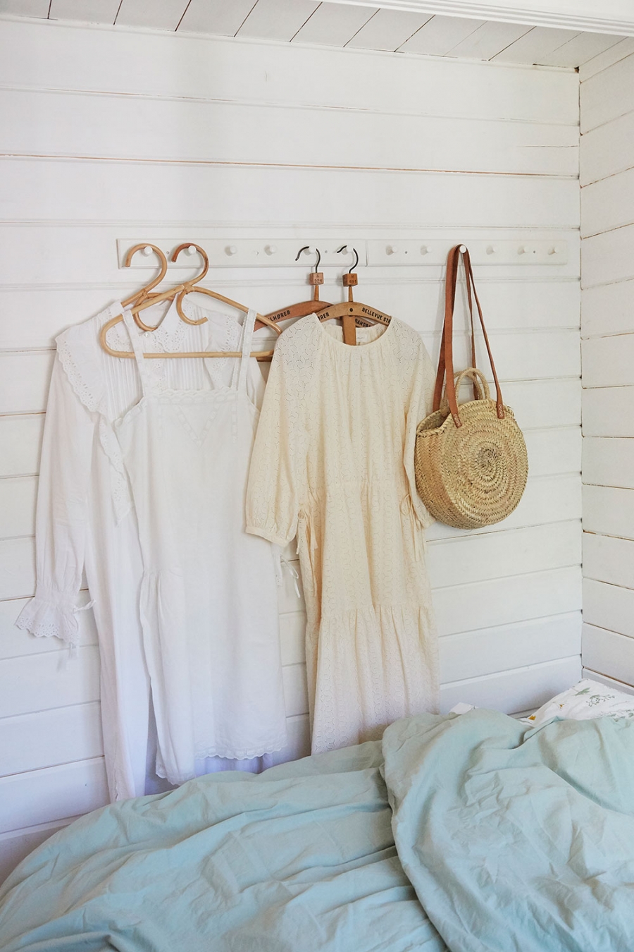 Bức tường phòng ngủ được nữ chủ nhân thiết kế móc treo đơn giản để treo một vài bộ đồ và túi xách yêu thích của mình.