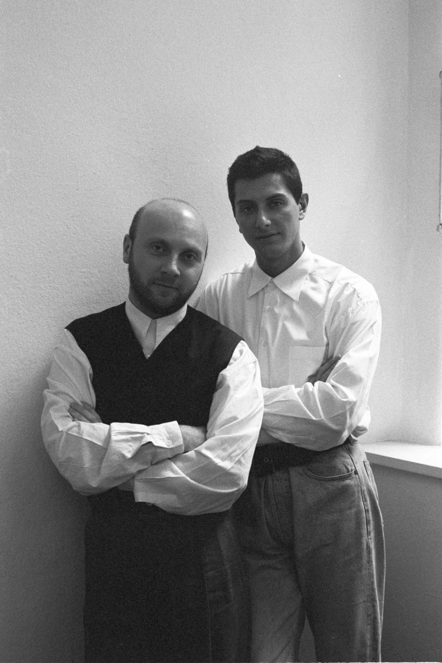 Domenico Dolce (trái) và Stefano Gabbana (phải) vào những năm 90s