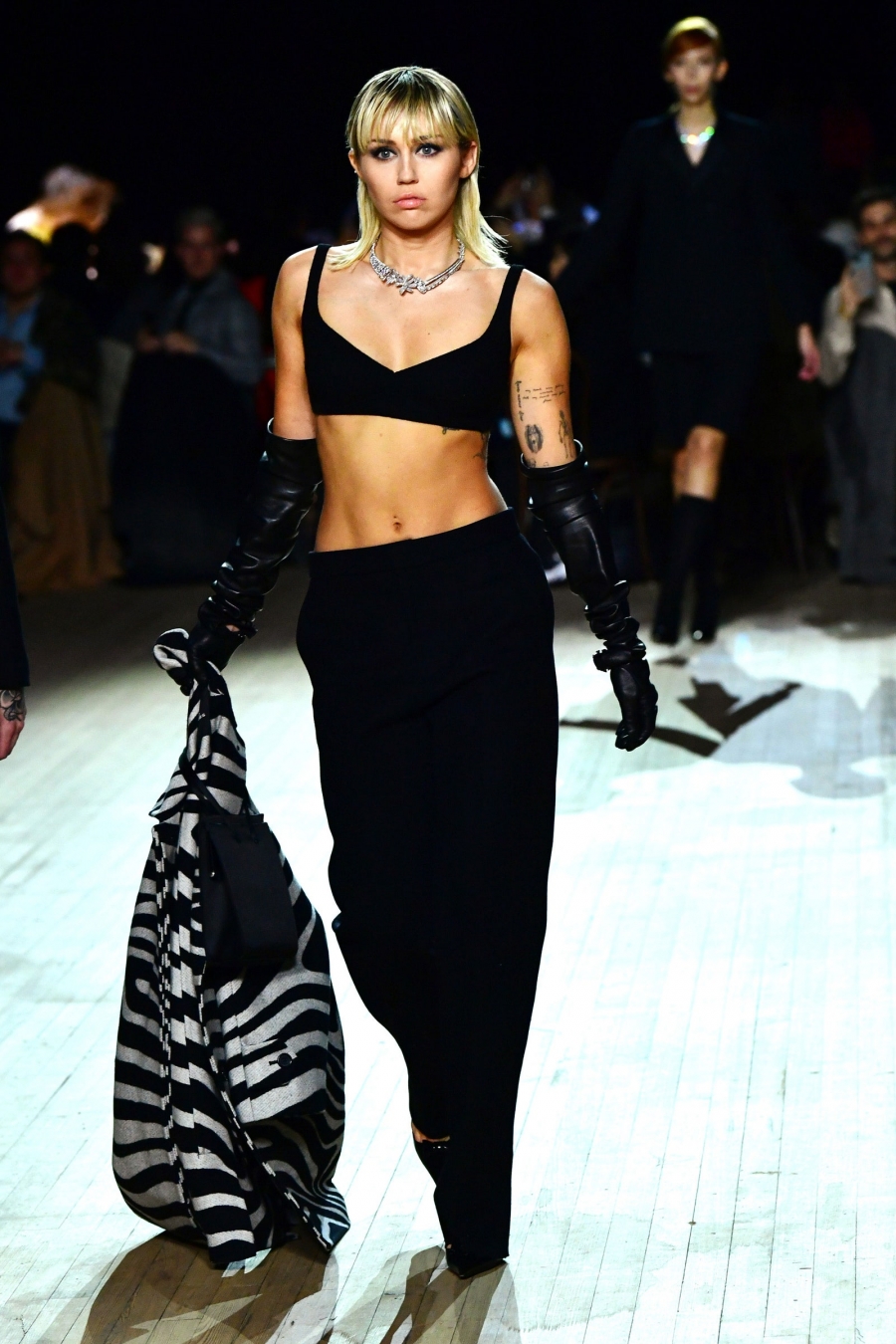 Miley Cyrus sải bước tự tin trên sàn diễn thời trang của thương hiệu Marc Jacobs