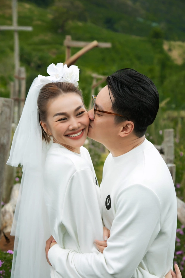 Ảnh cưới Thanh Hằng kỷ niệm 1 tháng kết hôn: Nhạc trưởng bế vợ, cô dâu cười tít mắt vì nụ hôn cực ngọt