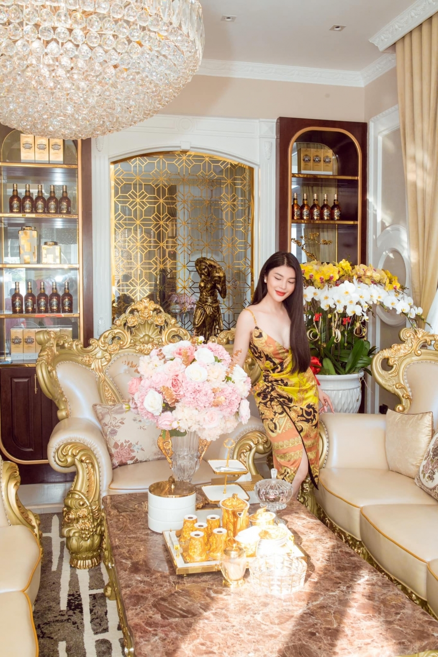 Bộ sofa sang trọng màu be với những hoạ tiết mạ vàng được Lily Chen ưa thích.