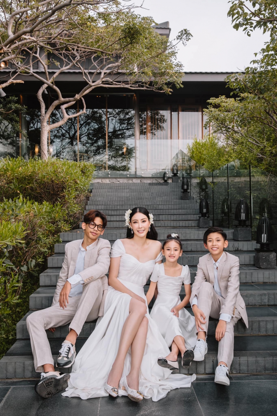 Hà Kiều Anh tung bộ ảnh gia đình hạnh phúc nhân dịp kỷ niệm 15 năm kết hôn