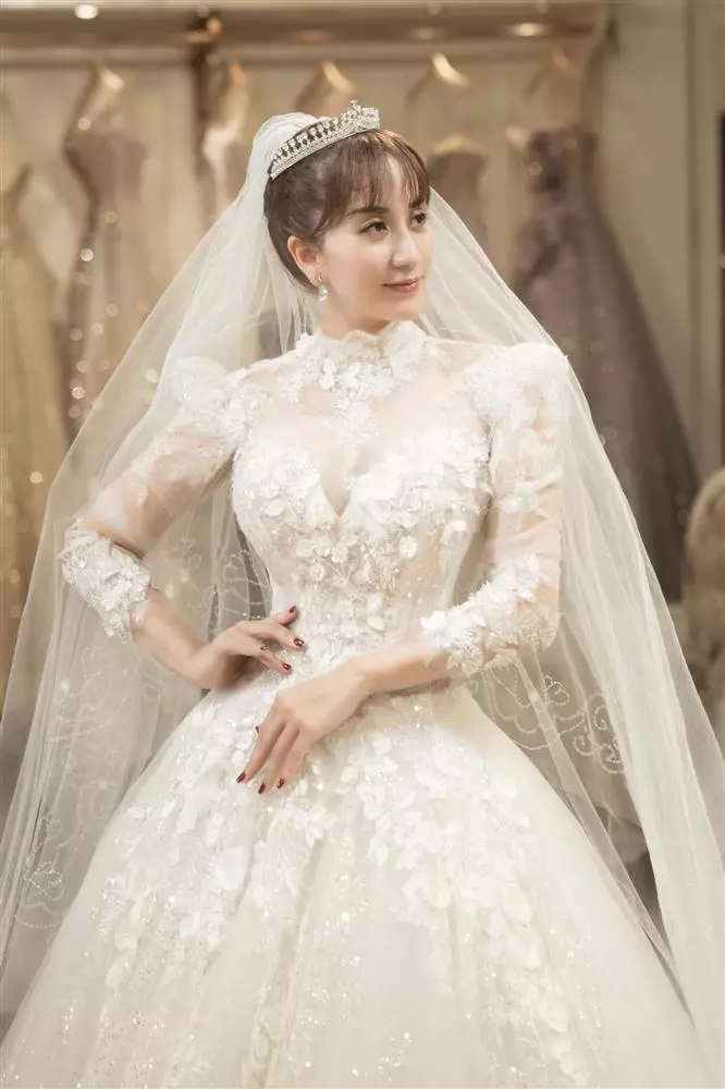 Khánh Thi chính thức mặc váy cưới ở tuổi 39 - Ảnh 2