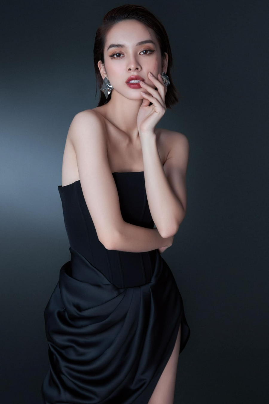 Trong một vài khoảnh khắc, Quỳnh Lương được nhận xét có nhiều đường nét hao hao 'đàn em' Hoa hậu Tiểu Vy.
