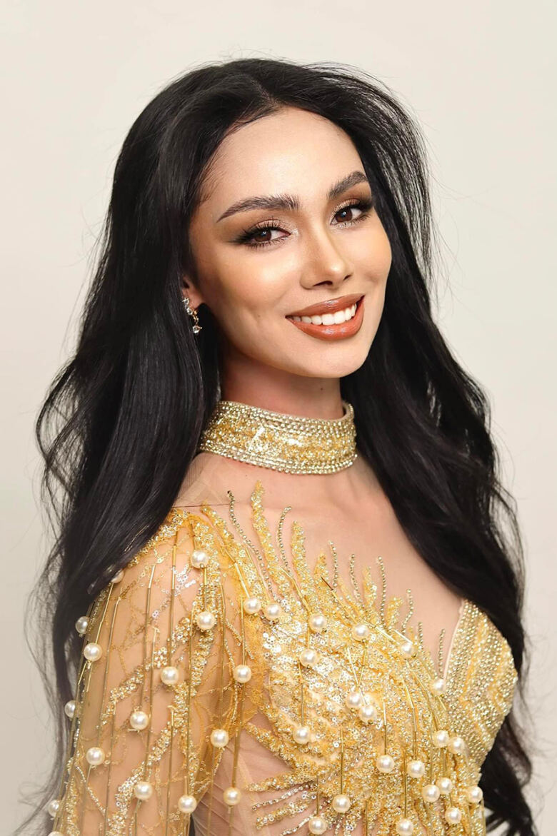Tân Hoa hậu Hoàn vũ Campuchia Manita Hang có gương mặt hài hòa, nổi bật với đôi mắt to, sống mũi cao, môi đầy đặn cùng nụ cười rạng rỡ.