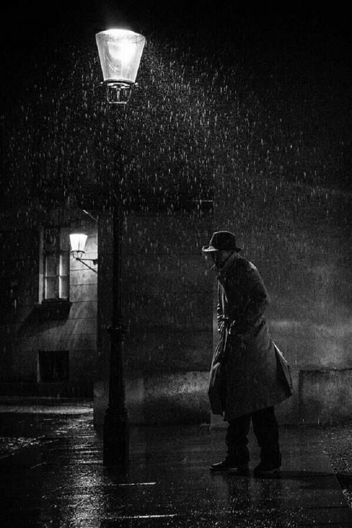Người đàn ông di chuyển khó khăn trước cơn mưa nặng hạt (Nguồn: Pinterest).