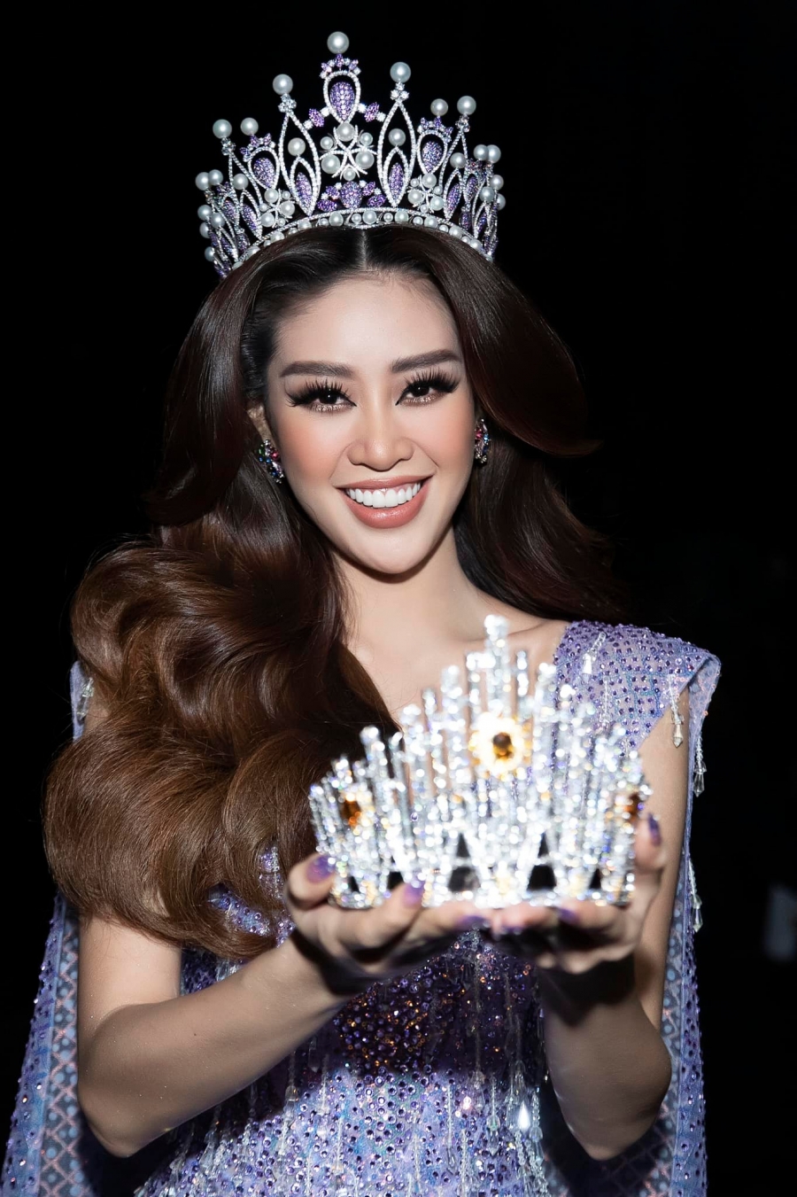 Hoa hậu Khánh Vân chính thức trao lại vương miện, kết thúc 3 năm đương nhiệm Hoa hậu Hoàn vũ Việt Nam.