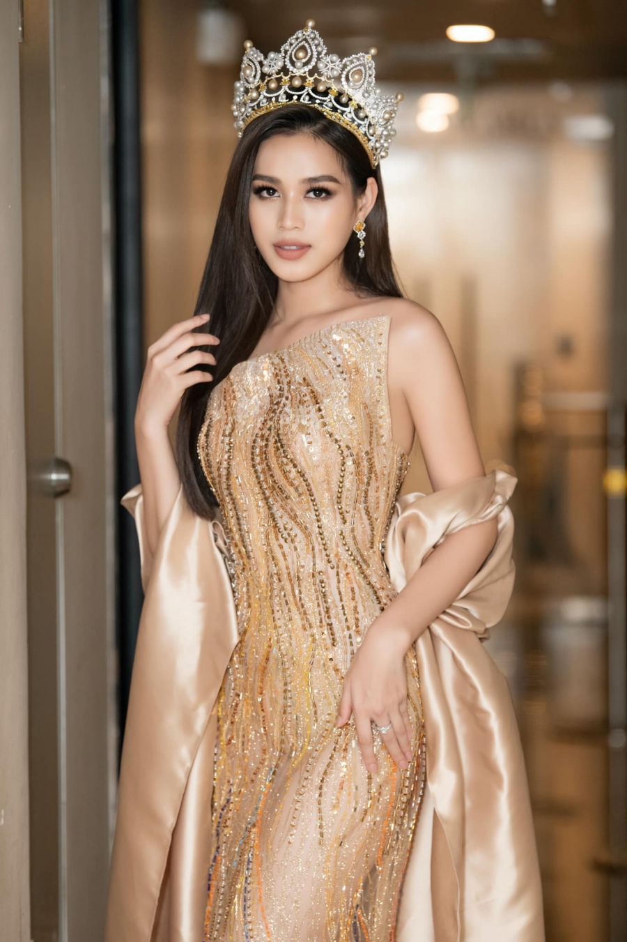 Hoa hậu Đỗ Thị Hà ngày càng trưởng thành về phong cách và kĩ năng sau 2 năm đăng quang.
