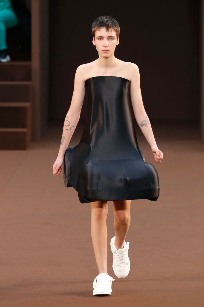 Chiếc váy theo trường phái siêu thực với phần độn hông cồng kềnh nằm trong BST Ready-to-wear của Loewe sẽ mang đến cho bạn vẻ ngoài khác biệt.