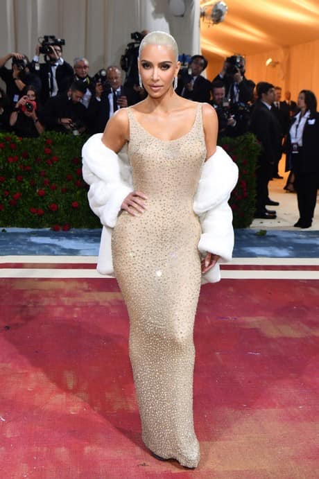 Met Gala 2022, Kim Kardashian xuất hiện trong chiếc váy đuôi cá màu nude của Marilyn Monroe. Chiếc váy trước đó được bảo tàng Ripley's mua lại với giá 4,8 triệu USD.