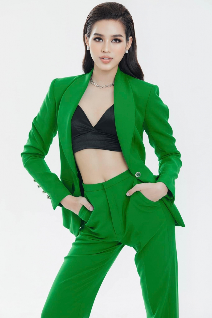 Trước đó, tại vòng phỏng vấn kín Miss World 2022, Đỗ Thị Hà cũng chọn suit kết hợp cùng nội y. 