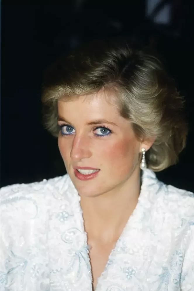 Gương mặt Diana luôn bừng sáng do được tô điểm bằng phấn má hồng bắt sáng phù hợp.