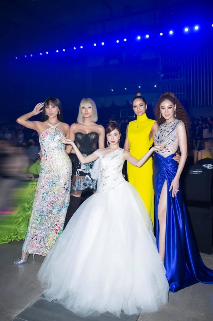 Hòa Minzy như 'chú lùn' khi đứng giữa dàn người mẫu, hoa hậu có chiều cao khủng. 