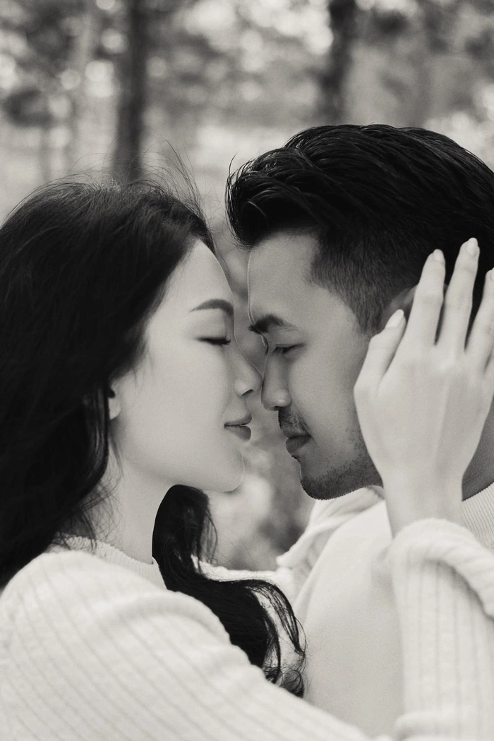 Phillip Nguyễn đăng tải một bài viết khá dài bằng tiếng Anh cùng 5 tấm ảnh trắng đen thể hiện sự hạnh phúc của mình với Linh Rin, kèm dòng thông báo tin vui đến mọi người.