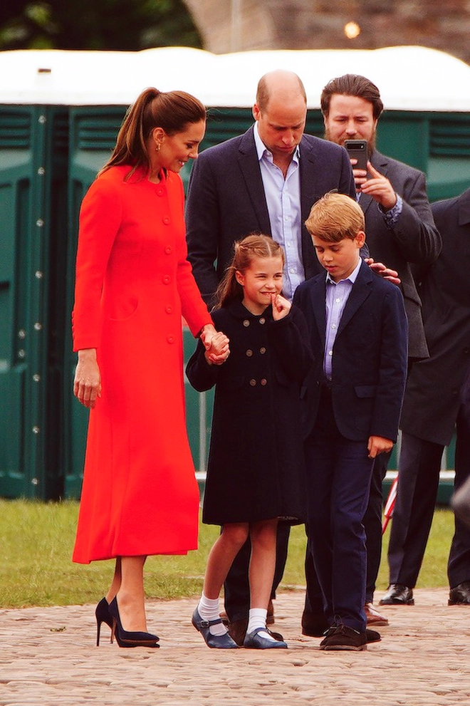 Vợ chồng Hoàng tử xứ Cambridge rất chịu khó động viên, khích lệ hai đứa trẻ bắt tay và giao lưu với người dân cùng các vị khách quý khi đây là chuyến thăm chính thức của các con