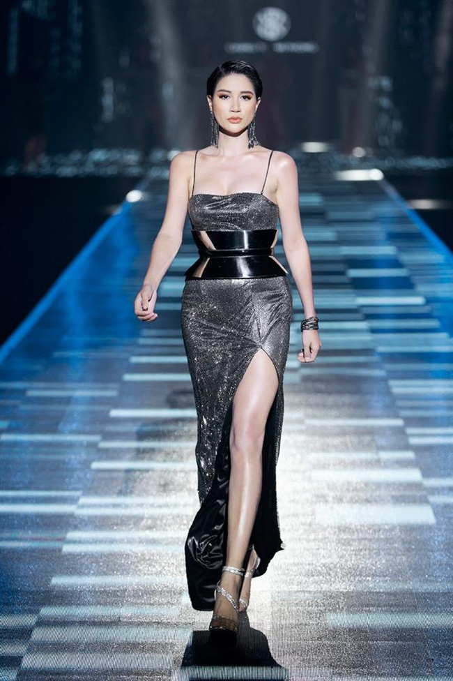 Trang Trần từng là người mẫu đình đám sải bước trên sàn diễn thời trang, gây chú ý bởi đôi chân dài 1m73 và thần thái lạnh lùng, sắc bén.