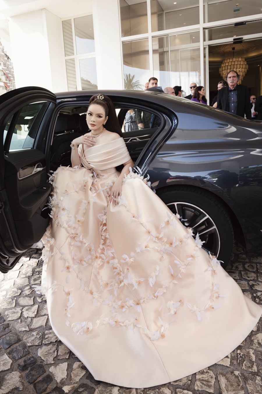 Ngày thứ 3 xuất hiện tại Cannes, Lý Nhã Kỳ một lần nữa tạo dấu ấn với chiếc đầm công chúa kiêu sa, lộng lẫy.