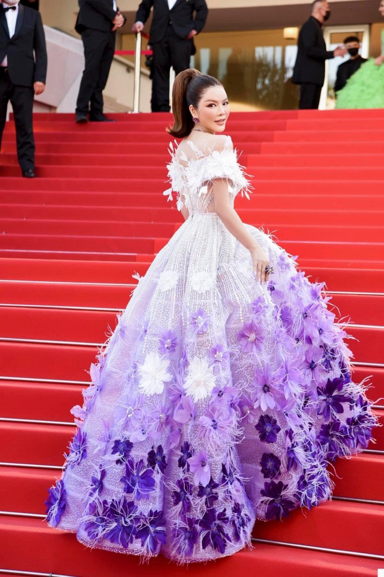 Ngày đầu tiên xuất hiện tại Cannes 2022, Lý Nhã Kỳ gây ấn tượng với chiếc váy màu tím mộng mơ. Một thiết kế của NTK Đỗ Long, ghi điểm bởi vẻ ngoài hoành tráng.