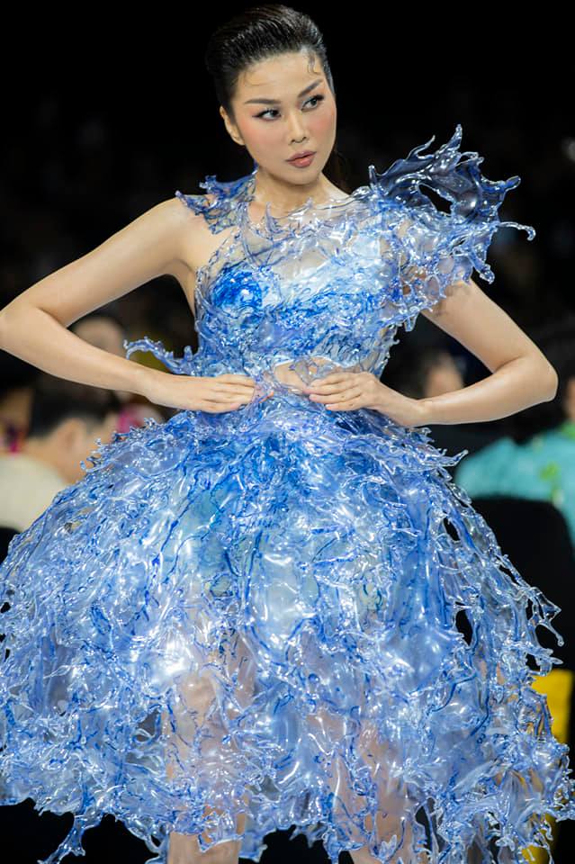 Hôm qua sao làm gì (27/5): Thanh Hằng diện trang phục 10kg làm từ nhựa vụn tái chế - Ảnh 10