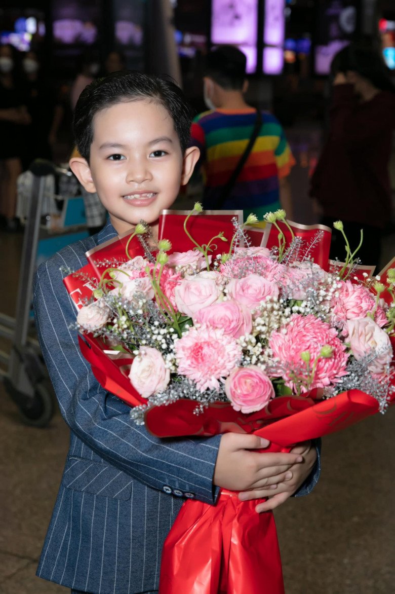 Kubi nhà Khánh Thi - Phan Hiển mới 7 tuổi đã chiếm trọn spotlight khi đi thảm đỏ một mìnhh - Ảnh 6