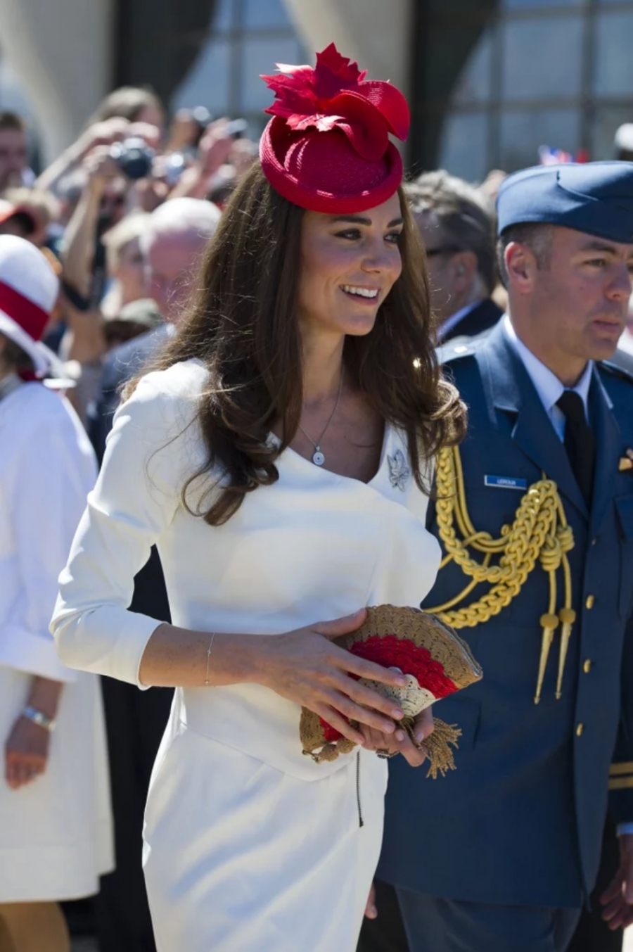 Kate Middleton từng mang clutch cầm tay hình quạt, chất liệu đan thủ công truyền thống của Anya Hindmarch trong ngày lễ Quốc khánh của Canada.