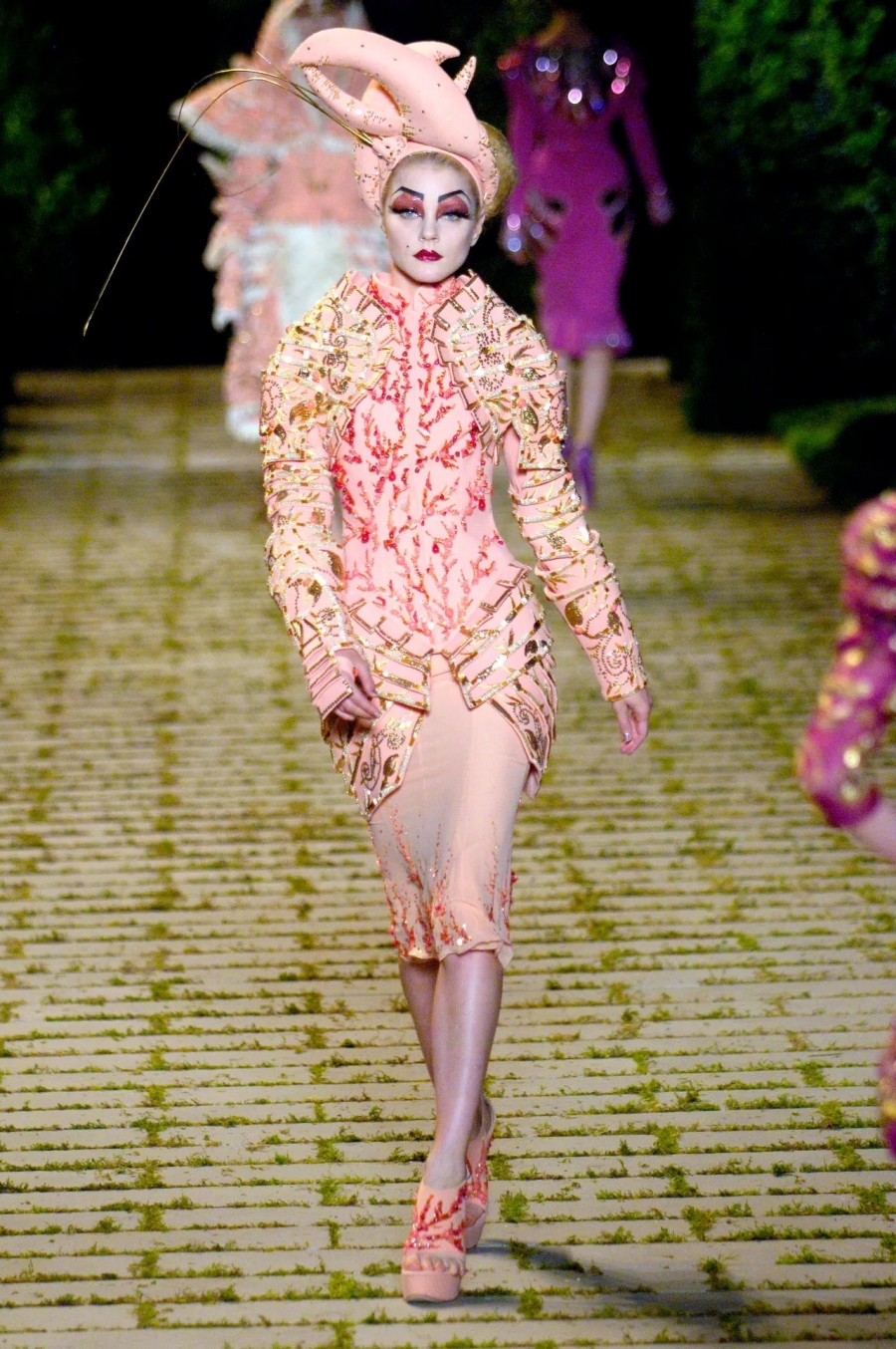 Năm 2006, Dior mang thiết kế tôm hùm đầu tiên của mình lên sàn diễn. Một chiếc váy màu hồng nude tựa như lớp da mới vừa được lột của tôm hùm, người mẫu đeo một chiếc mũ to tướng được mô phỏng theo càng tôm.