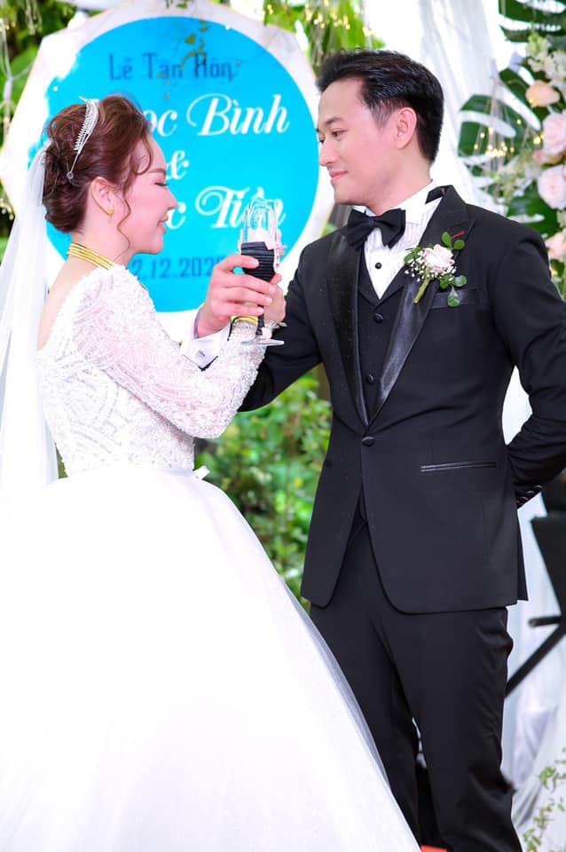 Quý Bình và bà xã Ngọc Tiền trong đám cưới.