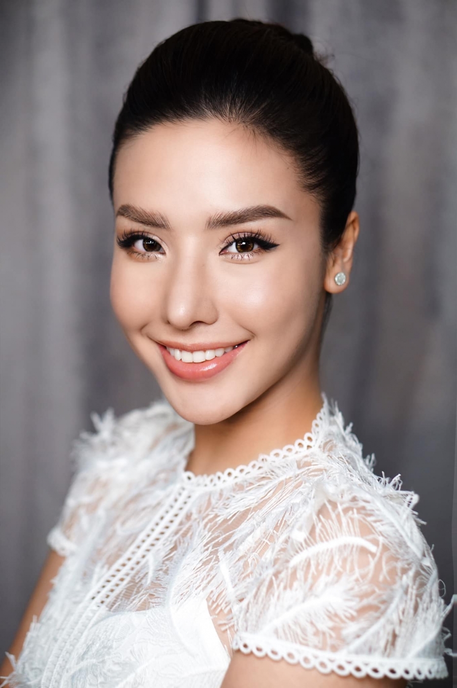 Khánh Phương từng đại diễn Việt Nam tham dự Miss Supranational (Hoa hậu siêu quốc gia) 2017 tổ chức ở Slovakia và Ba Lan, dừng chân ở Top 25.